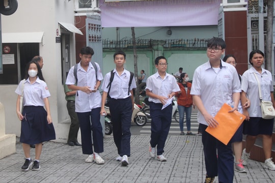 Thí sinh TPHCM hào hứng bước vào môn thi đầu tiên kỳ thi tuyển sinh lớp 10