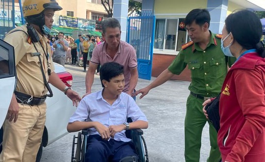 Gặp tai nạn trên đường đi thi, một thí sinh được CSGT hỗ trợ khẩn cấp