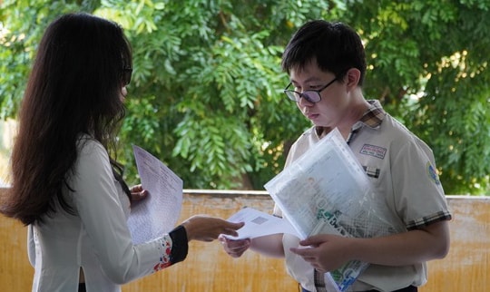 Phụ huynh nhờ phát loa nhắc con không vi phạm quy chế