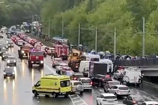 Video: Xe điện gặp sự cố, hất văng 2 hành khách xuống đất ở Nga
