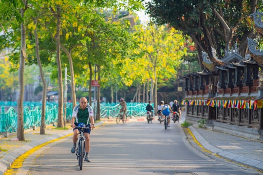 Những con đường ven hồ Tây đẹp nao lòng mùa hoa đa sắc màu