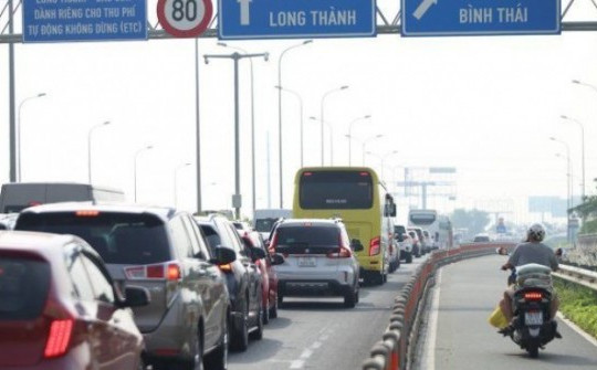Cao tốc TP HCM - Long Thành ùn tắc 10 km do xe container chết máy