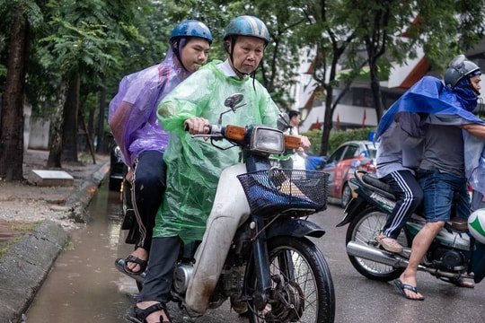 Phụ huynh 80 tuổi đưa con đi thi vào lớp 10: Tối kỵ dùng chữ "phải" với con, sẵn sàng bỏ 1-2 tỷ cho con đi học