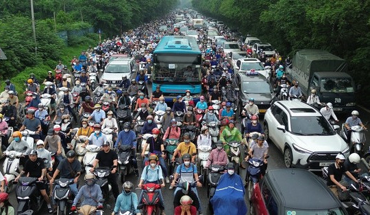 Ùn tắc hàng cây số trên đường gom đại lộ Thăng Long