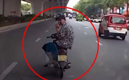 Clip: Tài xế ngồi "vắt vẻo" trên xe máy, gây phẫn nộ vì một loạt hành vi trái luật