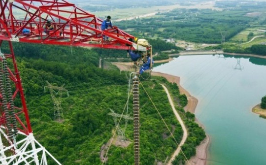 Công nhân cheo leo "ôm trụ", đẩy tiến độ dự án đường dây 500kV mạch 3 qua Hà Tĩnh