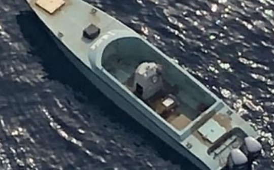 Houthi lần đầu đánh trúng tàu hàng bằng xuồng không người lái gắn thuốc nổ