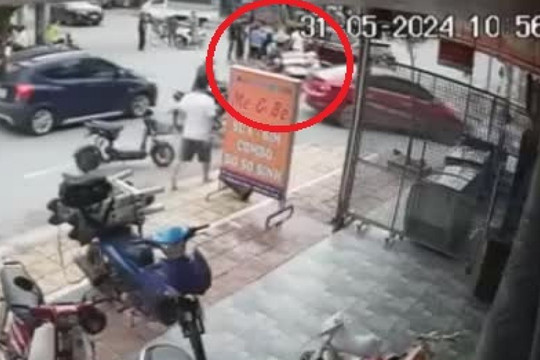 Clip: Xe máy chạy vun vút tông ô tô chạy “cẩn thận”, nữ tài xế gặp nạn