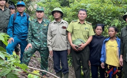 Kiểm lâm cùng người dân vào khu vực rừng nghi có hổ để tìm dấu vết