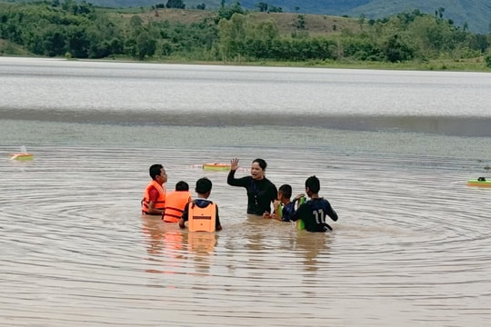 Căng dây giữa hồ dạy bơi cho học sinh vùng biên giới Quảng Trị