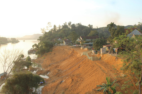 Báo động tình trạng sạt lở bờ sông Lam