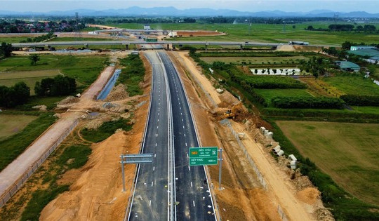 Nhìn gần cao tốc Diễn Châu - Bãi Vọt trước ngày thông xe