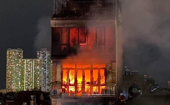 Hà Nội: Cháy lớn tại ngôi nhà 6 tầng, nghi có người mắc kẹt