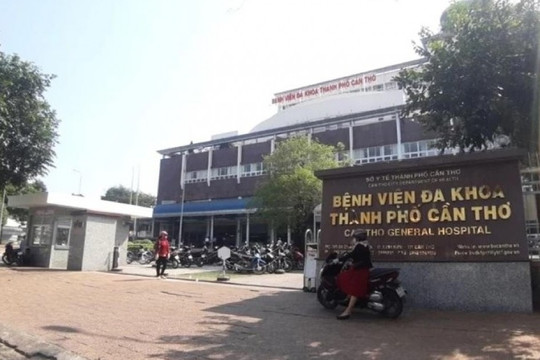 2 nhân viên BV Đa khoa TP Cần Thơ phù phép nước lọc thành hóa chất Việt Á