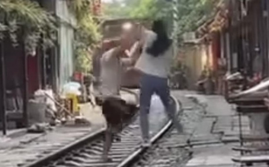 Hà Nội: Cô gái lao vào đường ray định chụp ảnh khi tàu hỏa đang đến