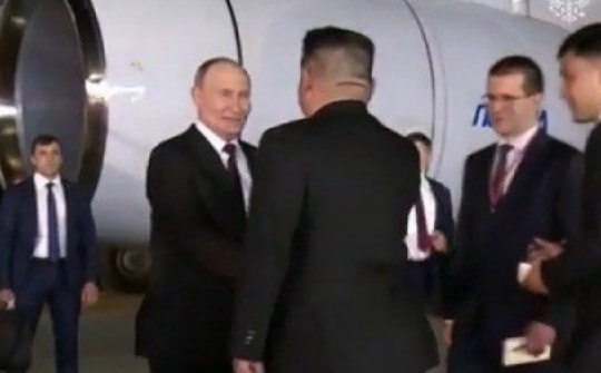 VIDEO: Ông Kim Jong-un ra sân bay đón ông Putin