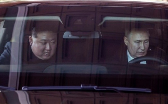 VIDEO: Ông Putin chở ông Kim trên siêu xe Aurus tại Bình Nhưỡng