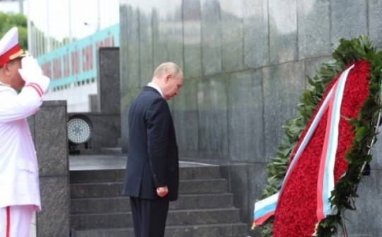 Tổng thống Nga Vladimir Putin vào Lăng viếng Chủ tịch Hồ Chí Minh