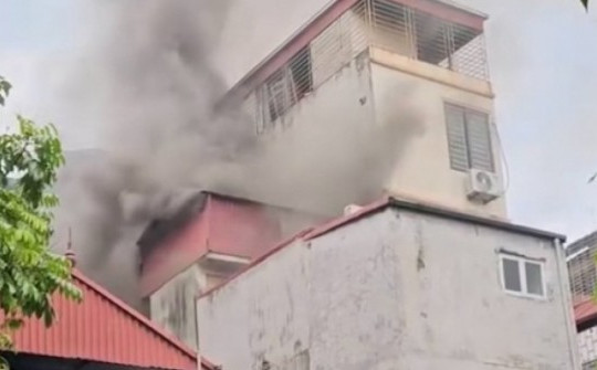 Cháy nhà ở Hà Nội lúc giữa trưa, cả xóm lao vào dập lửa