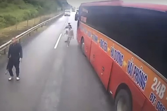 Xe khách chặn đầu ô tô tải, tài xế bị hành hung giữa cao tốc Nội Bài - Lào Cai