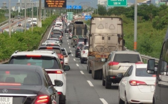 Cao tốc TP HCM - Long Thành ùn tắc hơn 5 km sau tai nạn
