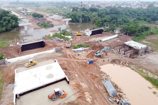 Hình ảnh cầu vượt sông Cà Lồ nối huyện Sóc Sơn - Mê Linh, Hà Nội đang xây dựng