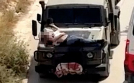 Binh sĩ trói người bị thương trên xe Jeep rồi chở đi, quân đội Israel lên tiếng