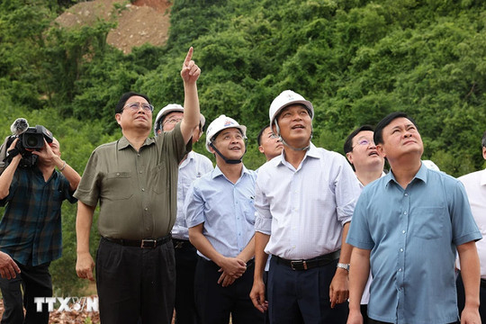 Thủ tướng kiểm tra thi công đường dây tải điện 500kV mạch 3 đoạn qua Nghệ An