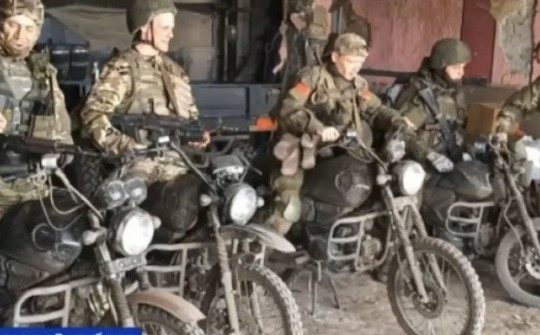 Bộ Quốc phòng Nga thông tin về việc binh sĩ lái xe máy chiến đấu