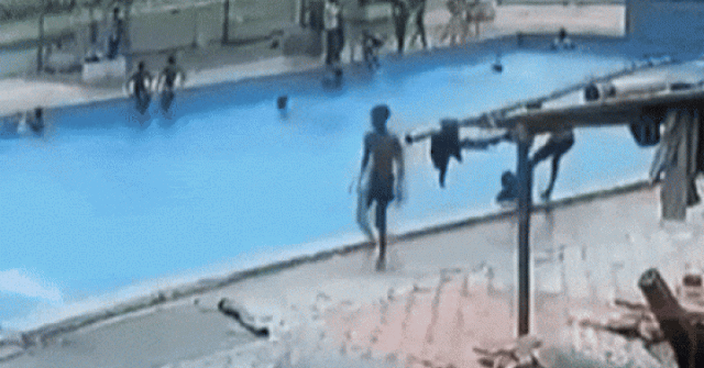 Vừa bước lên khỏi bể bơi, cậu bé ngã gục xuống đất tử vong