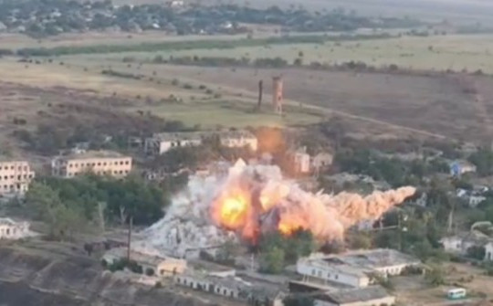 Khoảnh khắc 4 quả bom lượn nặng 500kg của Nga đồng thời rơi xuống trung tâm chỉ huy Ukraine