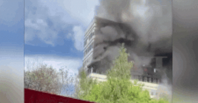 Cháy lớn ở ngoại ô Mátxcơva: Hai người nhảy xuống từ tầng cao, nhiều người bị trần nhà đè trúng