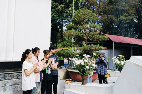 Sĩ tử dâng hương tri ân tại Ngã ba Đồng Lộc trước ngày thi tốt nghiệp