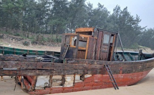Tiêu hủy chiếc "tàu ma" trôi dạt vào bờ biển Quảng Trị
