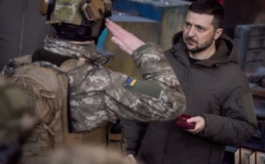 Điều khiến ông Zelensky "sững người" khi tới thăm Donetsk