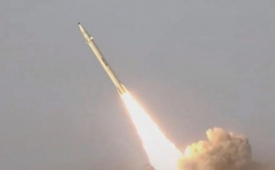Houthi tuyên bố dùng tên lửa siêu vượt âm tập kích tàu hàng