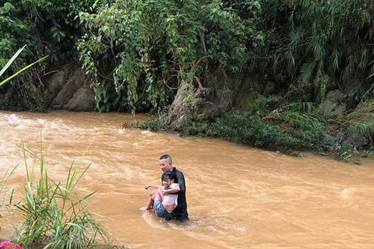Hai thanh niên ở Yên Bái lao xuống dòng nước xiết cứu bé gái bị cuốn trôi