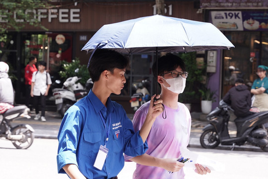 Thi tốt nghiệp THPT 2024 buổi thứ 2: Hà Nội nắng nóng, TP.HCM bất ngờ mưa lớn