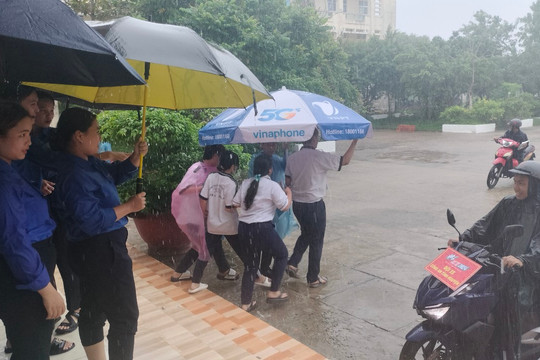 Bạc Liêu mưa tầm tã, tình nguyện viên phát áo mưa, che dù, chở thí sinh về nhà