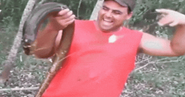 Đi câu cá, người đàn ông bắt được con lươn khổng lồ