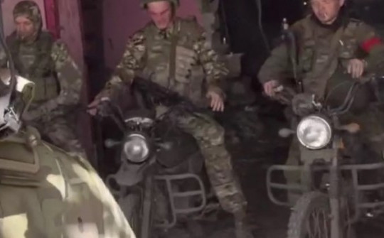 NÓNG trong tuần: Binh sĩ Nga lái xe máy chiến đấu ở Ukraine