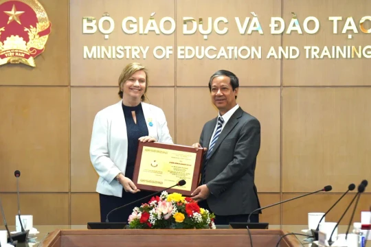 Trao Kỷ niệm chương Vì sự nghiệp GD cho Trưởng đại diện Unicef tại Việt Nam
