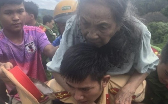 Lật xe khách trên đèo ở Đắk Nông, hàng chục người bị thương