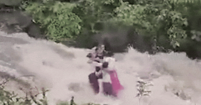 Clip: Khoảnh khắc 7 người trong một gia đình bị nước cuốn trôi