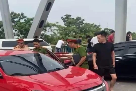 Người đàn ông để ô tô trên cầu rồi nhảy xuống sông ở Phú Thọ