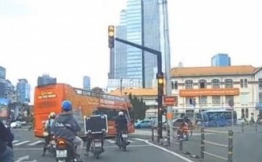Cảnh sát phạt tài xế xe buýt 2 tầng "quá ẩu" trước chợ Bến Thành