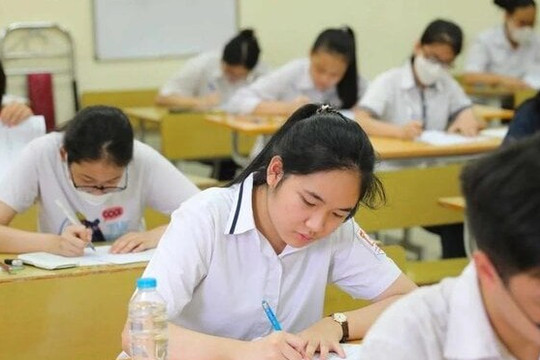Một trường Hà Nội giảm hơn 16 điểm chuẩn vào lớp 10, có bất thường?