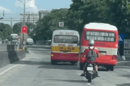 Thót tim cảnh 2 xe buýt rượt đuổi nhau trên đường quốc lộ ở Nghệ An