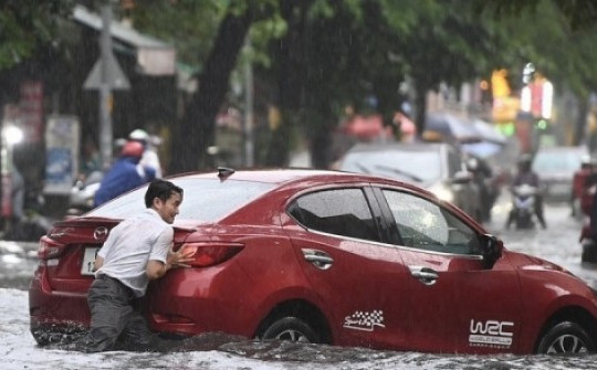 Mưa lớn gây ngập ở TP HCM, Đồng Nai, Bình Thuận