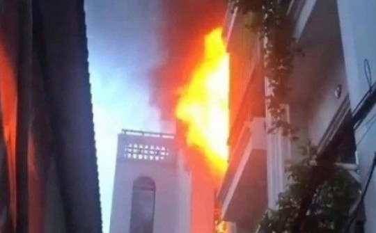 Cháy nhà 5 tầng trong ngõ nhỏ ở Hà Nội